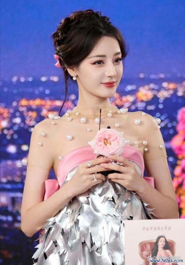 迪丽热巴签约嘉行13年 和平离异安适运营